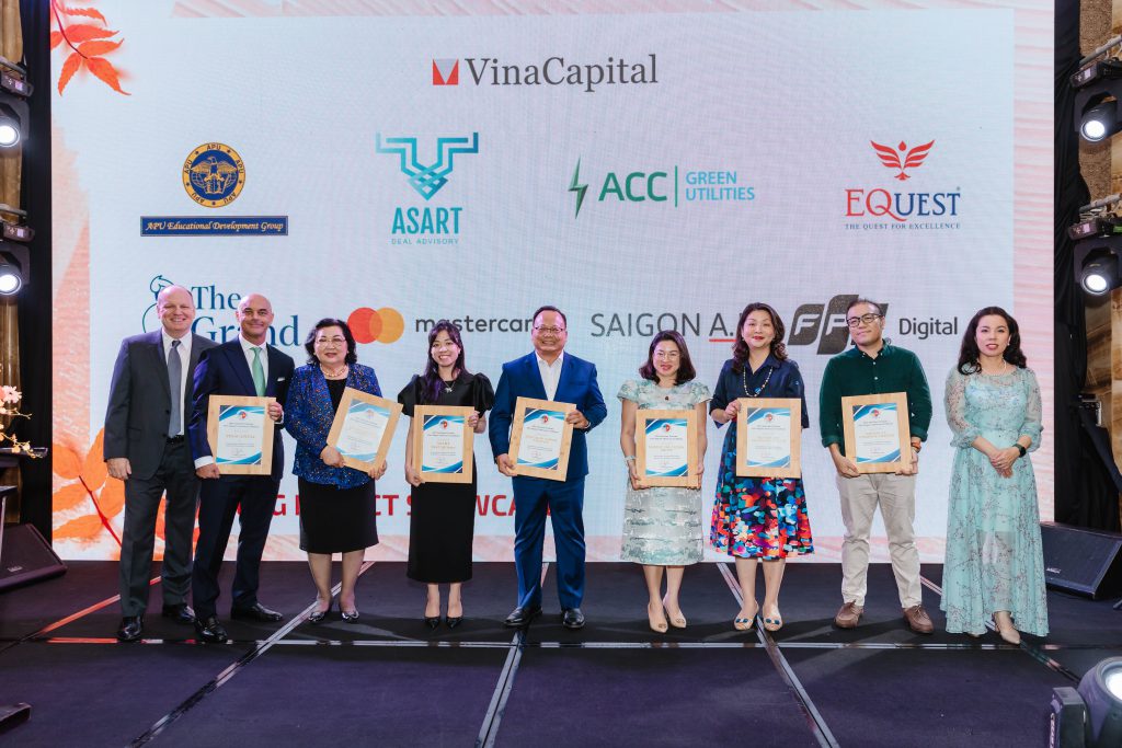 equest-nhan-giai-thuong-esg-impact-award-vi-nhung-sang-kien-dong-gop-phat-trien-ben-vung-2-1-1-1024x683-2